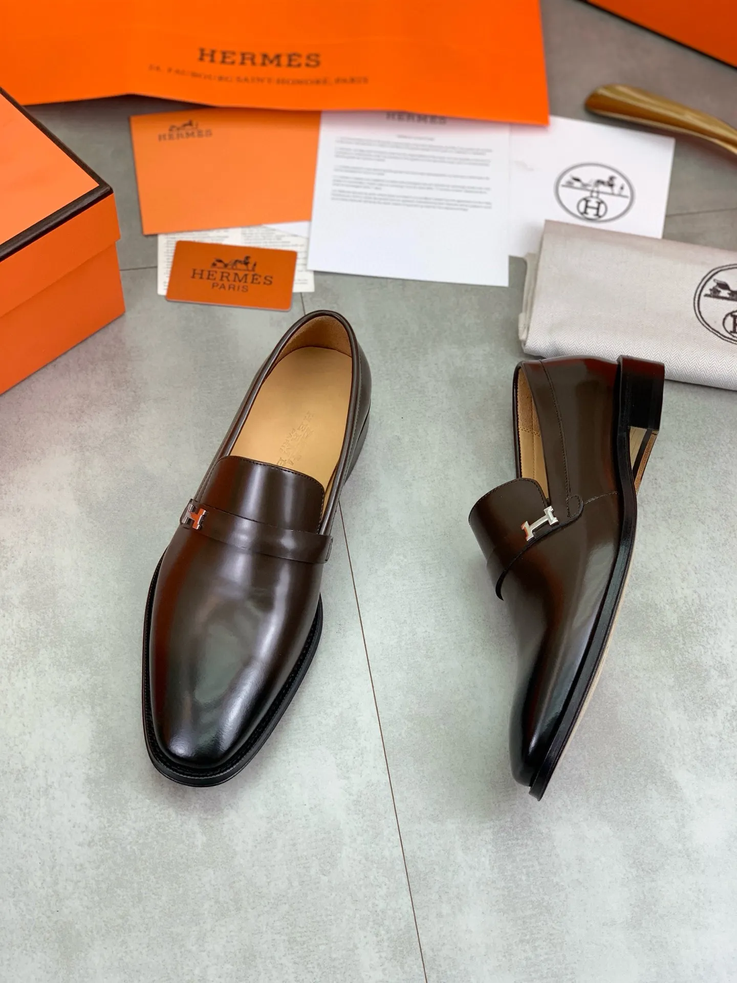 Factory price P960 💰Top version 💎💎💎 Original leather outsole Brand: Hermès (Hermès) Standard code: Men's size 39-44 (38, 45 can be customized) Grade: Same as the official website Original quality materials: Original soft calfskin Water-dyed cowhide lining Original Italian leather outsole Style categories: Men's fashion Formal casual leather shoes Slip-on men's shoes series Young fashion European and American trends, British style, colors: multiple options, counter packaging